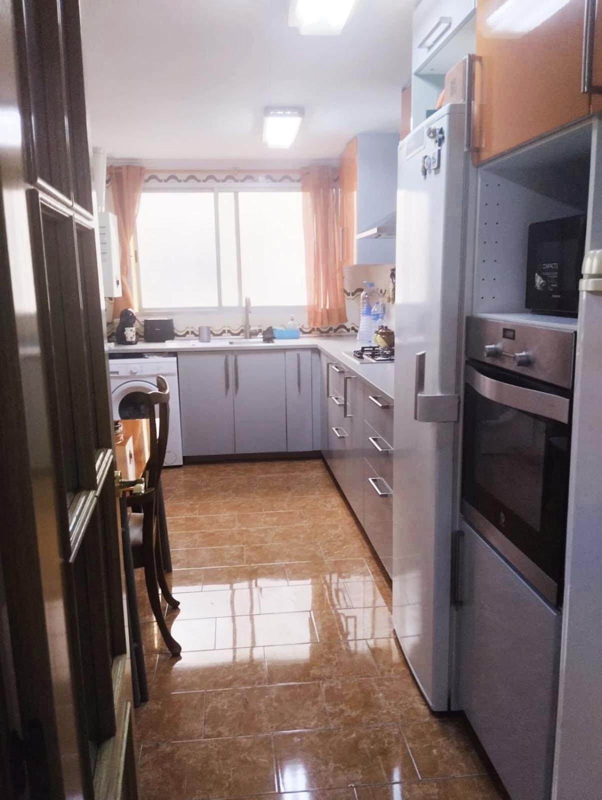 Privatunterkunft Blasco Ibanez Double With Private Bathroom In Shared