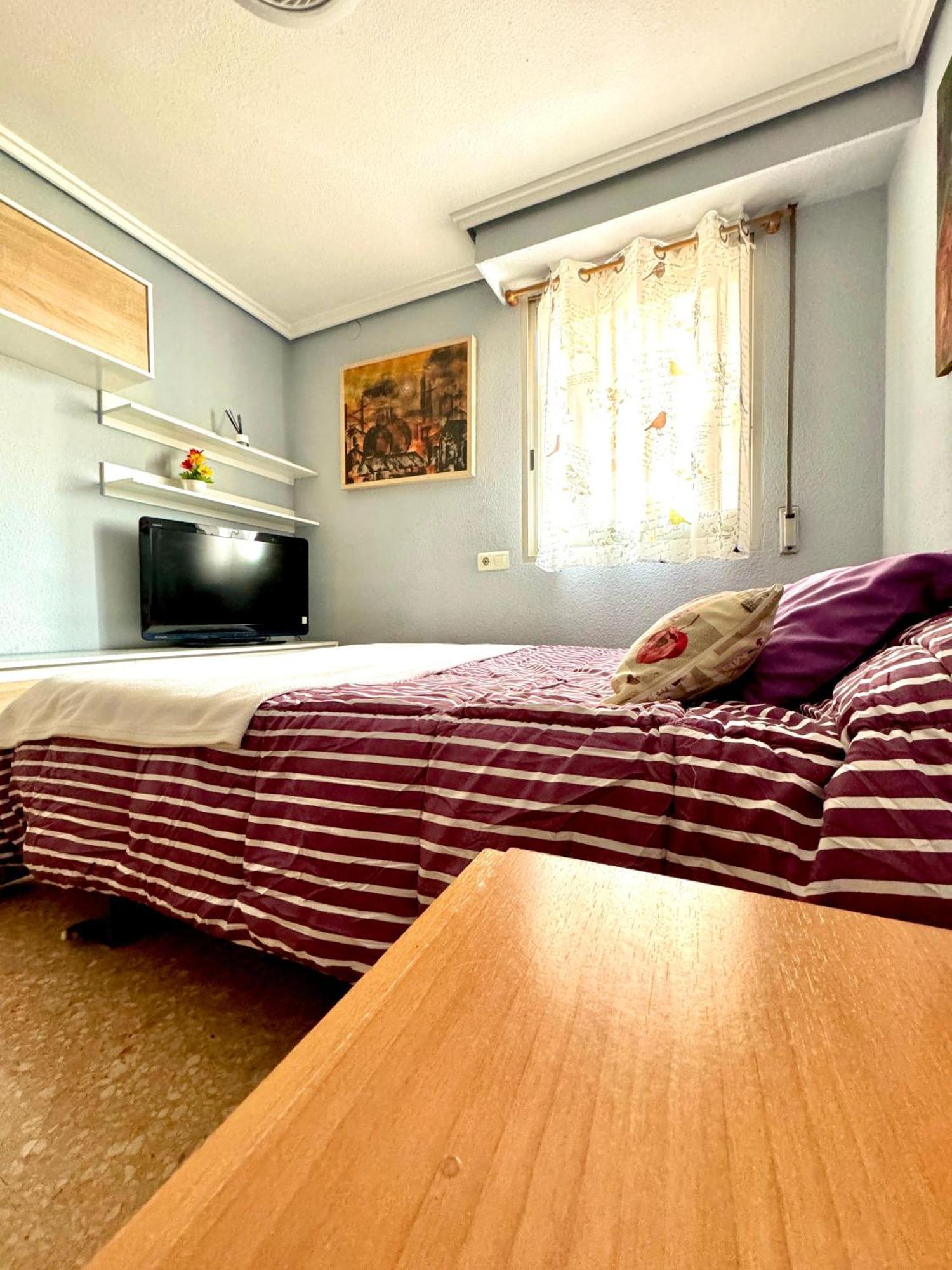 Privatunterkunft Blasco Ibanez Double With Private Bathroom In Shared