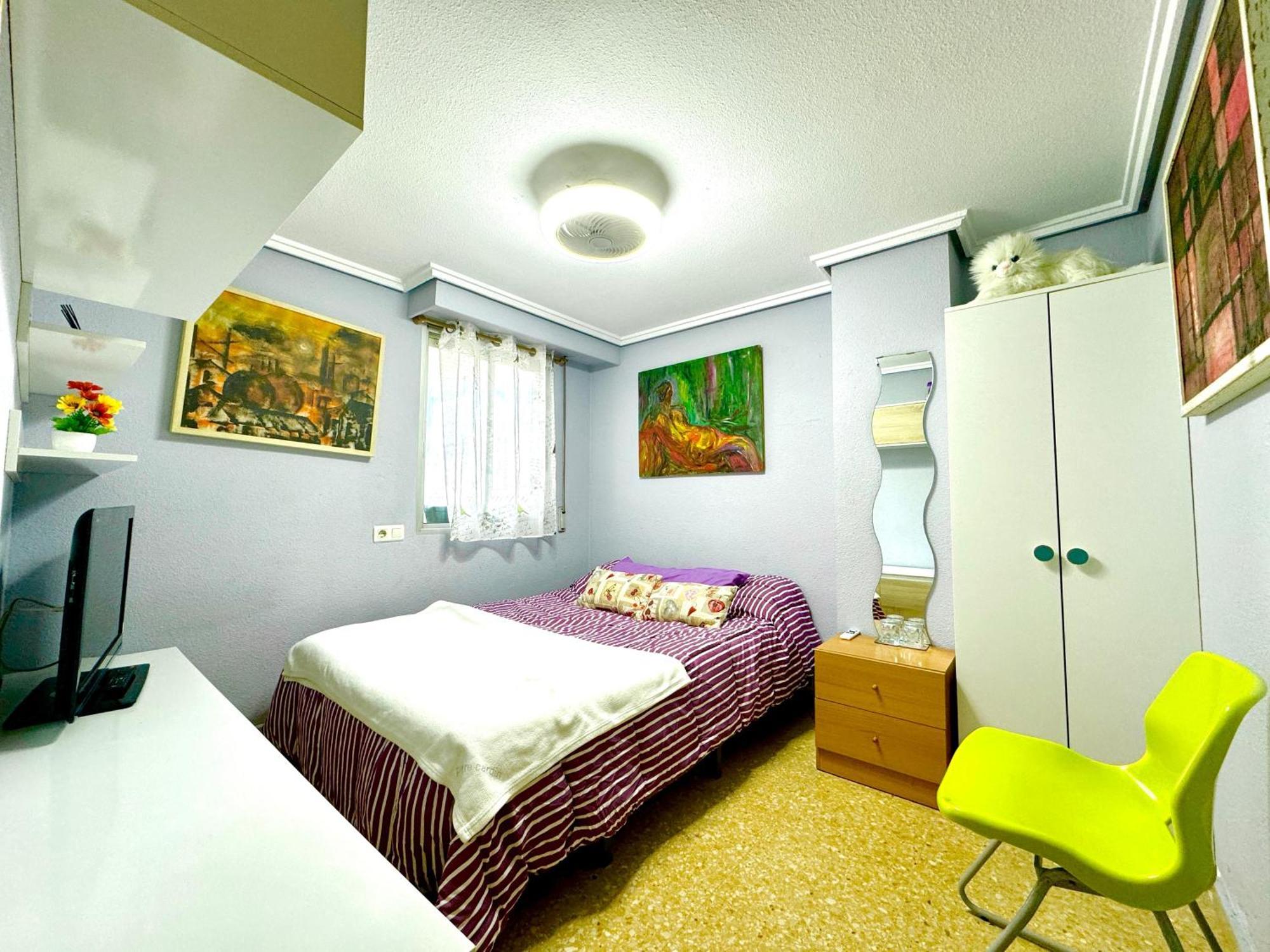 Blasco Ibanez Double With Private Bathroom In Shared Privatunterkunft *